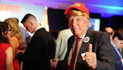 Un votante republicano vestido de Donald Trump, en la fiesta del candidato Ron DeSantis en Orlando (Florida)
