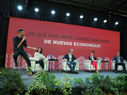Panel sobre nuevas economías en el Encuentro del movimiento global B celebrado en Rosario.