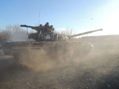 Tanque T-72 de la 3ª Brigada Mecanizada ucrania, el pasado miércoles, rumbo a su posición en el frente de Lugansk. 