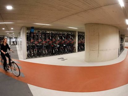 Aparcamiento de bicicletas en Utrecht. En vídeo, así es la saturación de bicicletas en Holanda.