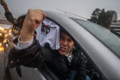 Con esta victoria, Petro, economista de 62 años, sucederá a partir del próximo 7 de agosto al presidente de Colombia, Iván Duque, y gobernará en el periodo 2022-2026. En la fotografía, un hombre festeja desde su auto en las calles de Bogotá.