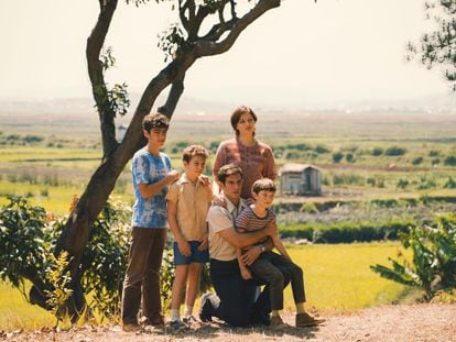 Quim Gutiérrez, en el centro, Nadia Tereszkiewicz, de pie a la derecha, y sus tres hijos fílmicos, en 'La isla roja'.