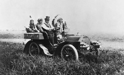 El líder apache Gerónimo conduce en 1904. Junto a él viajan otros tres hombres nativos.