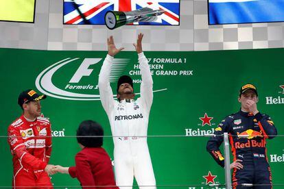 Hamilton celebra su victoria junto a Vettel y Verstappen.