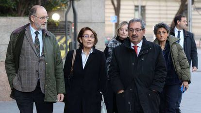 Desde la izquierda, Álvaro Cuesta Martínez, María Concepción Sáez y Rafael Mozo, a su salida del pleno del Consejo General del Poder Judicial, en 2022.
 
