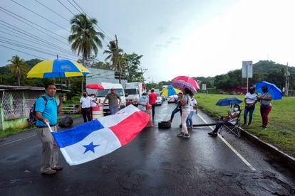 El 21 de julio maestros bloquearon la carretera panamericana en La Pesa, durante una protesta por los altos costos de la gasolina.
