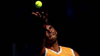 Nadal sirve durante el partido de octavos contra Berdych.