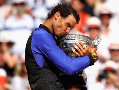 Nadal abraza el trofeo de campeón en Roland Garros.