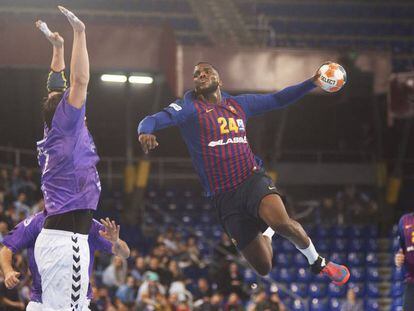 El jugador del Barcelona Dika Mem lanza ante un defensor del Guadalajara en el partido de la Liga Asobal de hace dos semanas.  