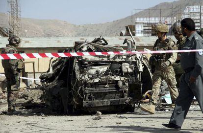 Un policía resguarda el sitio donde han muerto este martes nueve extranjeros y tres afganos en Kabul.