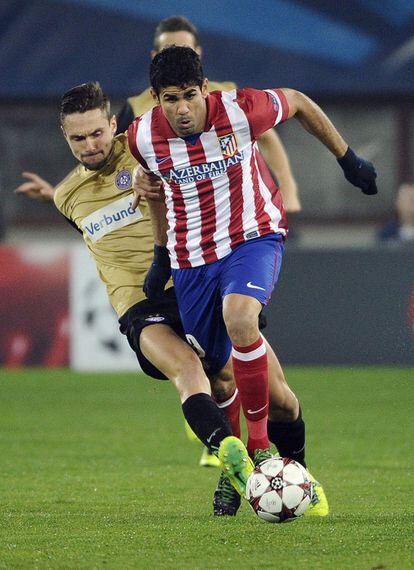 Diego Costa se marcha de un rival.