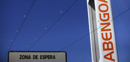 Torre de Abengoa en una de sus plantas solares.