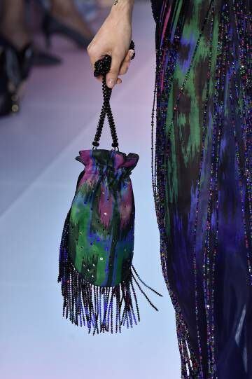 Bolso exhibido en el desfile de Giorgio Armani durante la Semana de la Moda de París, este martes.
