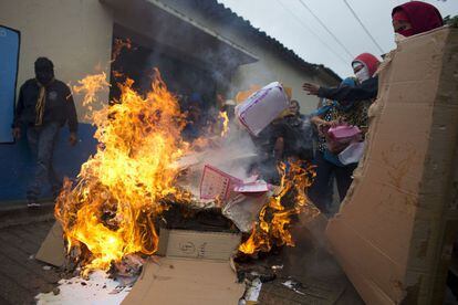 Ciudadanos y padres de los estudiantes de Ayotzinapa queman papeletas en el municipio de Tixtla (Guerrero).