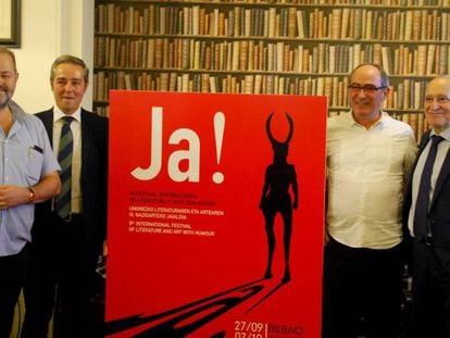 Juan Bas, a la izquierda, con el cartel de la novema edición.