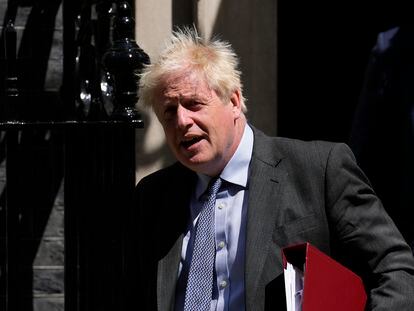Johnson sale del 10 de Downing Street, en Londres, este miércoles.