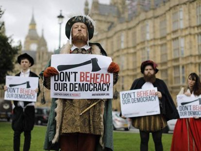 Manifestantes ante el Parlamento brit&aacute;nico con motivo de la aprobaci&oacute;n de la ley que permite al Reino Unido abandonar la Uni&oacute;n Europea.