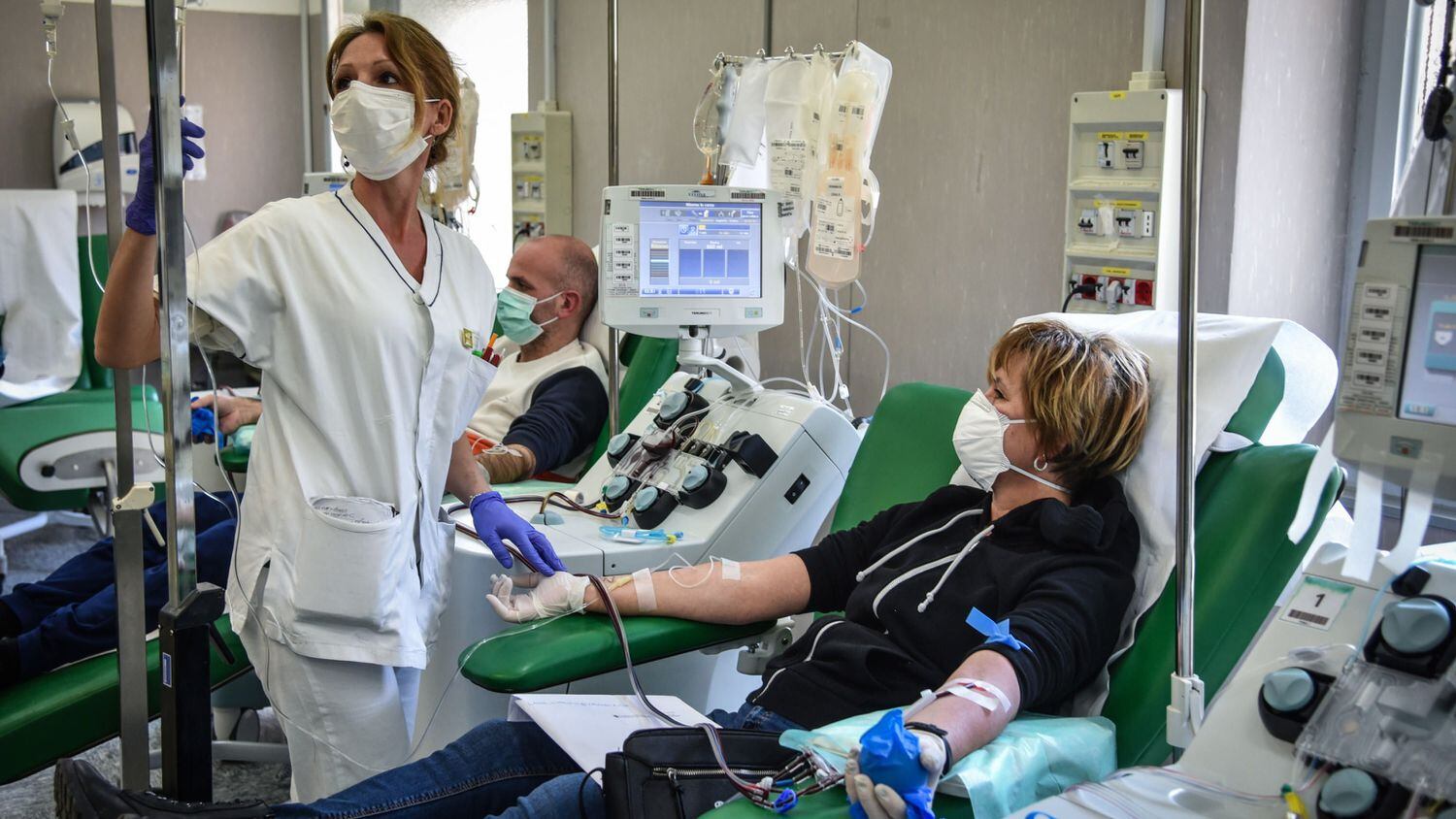 Una sanitaria atiende este lunes a una paciente recuperada del coronavirus en un hospital de Pavía (Italia).