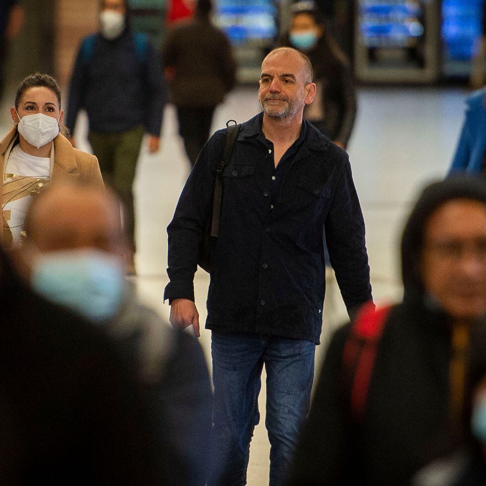 La Sonrisa Jóvenes Comprando Ropa Exterior De Invierno En La