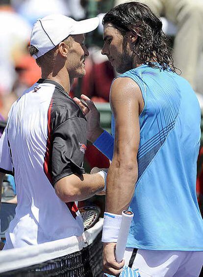 Nadal felicita a Davydenko al finalizar el partido.