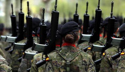 Una soldado desfila con sus compañeros, durante un homenaje.