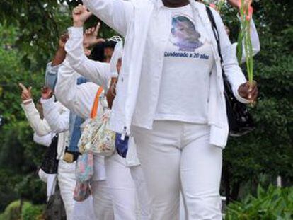 Berta Soler, líder de las Damas de Blanco, encabeza una marcha en 2010.
