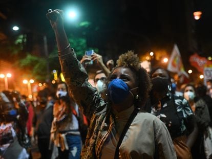 Una mujer alza el puño durante una protesta en Río De Janeiro.