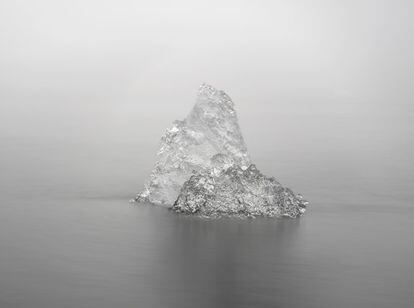 Un iceberg del glaciar Vatnajökull en la costa del sureste de Islandia