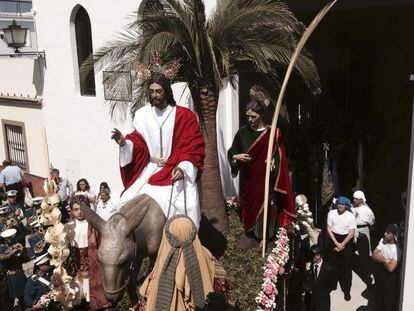 Imagen del paso de Jesús en su entrada triunfal en Jerusalén, a su salida de la capilla del Cristo del Mar de Lepe (Huelva), en la Semana Santa de 2014.