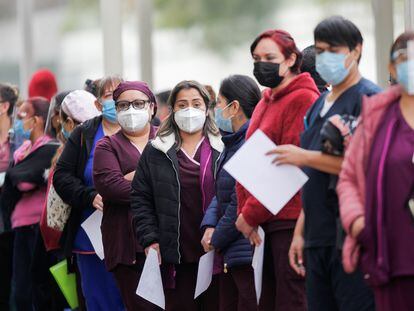 Trabajadores sanitarios aguardan para recibir la vacuna en las afueras de Monterrey.
