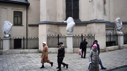 Estatuas protegidas en la Basílica de la Asunción de Lviv, el 5 de marzo.
