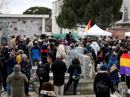 Recital de poesía en el cementerio de La Almudena en protesta por la decisión del Ayuntamiento de Madrid de retirar el memorial a los fusilados, este domingo.