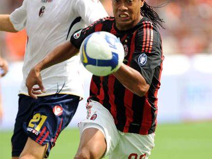 Ronaldinho intenta controlar la pelota.