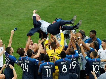 Los jugadores celebran con el entrenador Deschamps tras ganarle a Croacia en la final.