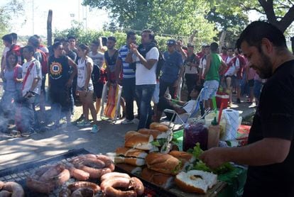 El choripan argentino espera por los hinchas que buscan una entrada.