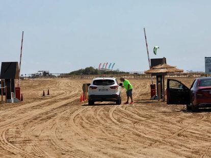 Control de acceso en la Playa del Trabucador, en el Delta del Ebro, este jueves.