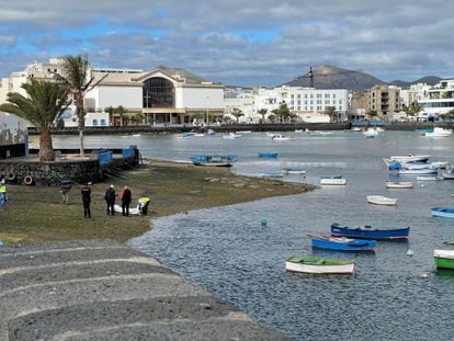 Los equipos de rescate atienden el cadáver encontrado en el Charco de San Ginés, en Arrecife (Lanzarote).