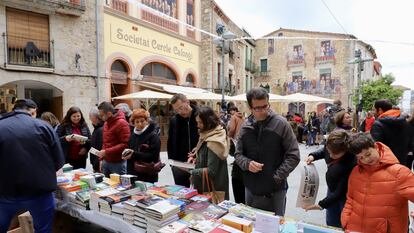 Público en Calonge comprando libros en la calle y con las siete librerías del municipio llenas de gente.