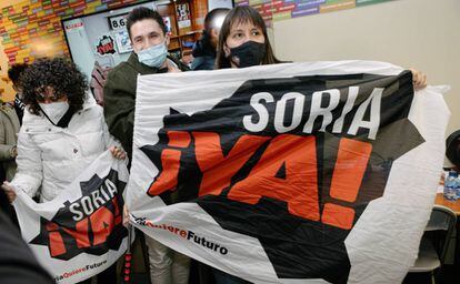 Varios simpatizantes de Soria ¡Ya! con una bandera de la plataforma, celebran los resultados de su formación, este domingo.