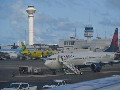 Aviones de distintas aerolíneas en el aeropuerto mexicano de Cancún.
