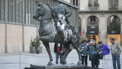 L'estàtua de Franco, coberta de pintura i ous.