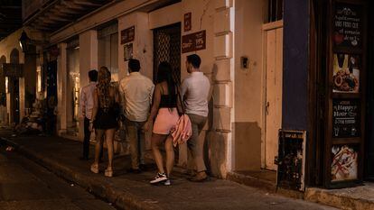 Turistas pasean con mujeres locales en el Centro Histórico de Cartagena, el 22 de febrero de 2024.