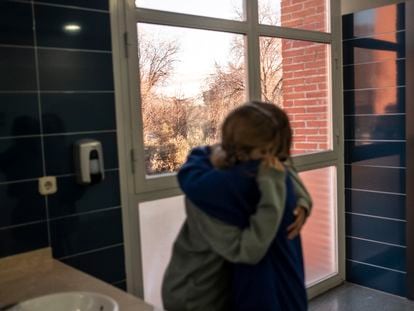 Dos alumnas se abrazan en los baños de un instituto.