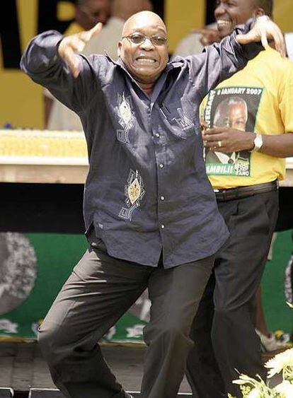 Jacob Zuma baila antes de que se celebre el congreso de su partido.
