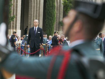 El entonces director general de la Guardia Civil, Arsenio Fernández de Mesa, durante el acto de celebración de la patrona del Cuerpo, la Virgen del Pilar, ante la Basílica de Zaragoza, en octubre de 2016.