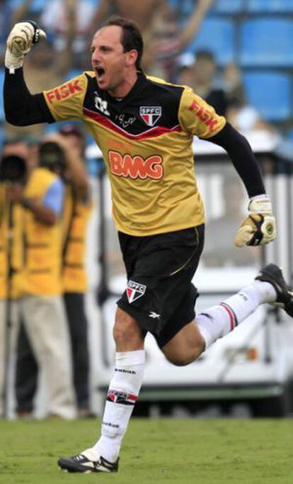 El meta del Sao Paulo celebra el gol número 100 de su carrera.