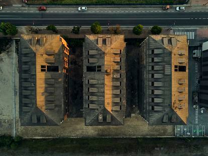 Vista aérea de tres bloques de edificios en Ourense, Galicia.