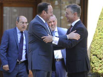 Saludo entre el lehendakari, I&ntilde;igo Urkullu, y el presidente de La Rioja, Pedro Sanz.