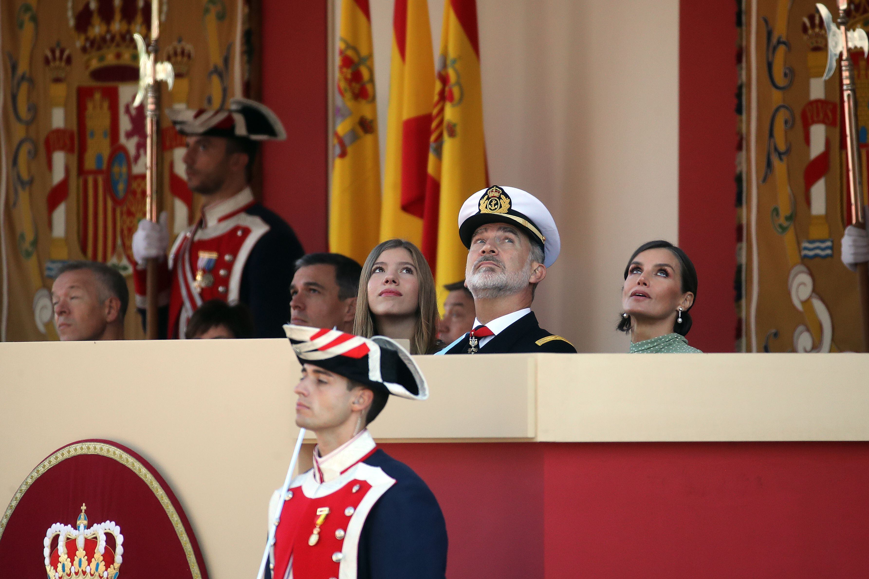 Los reyes y la infanta Sofía siguen el desfile aéreo que da inicio a los actos castrenses del 12 octubre. 