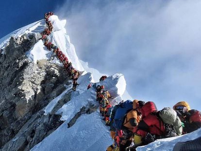Escaladores a punto de hollar la cumbre del Everest el 22 de mayo.